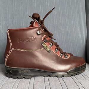 Vasque women’s brown gortex boots size 7M